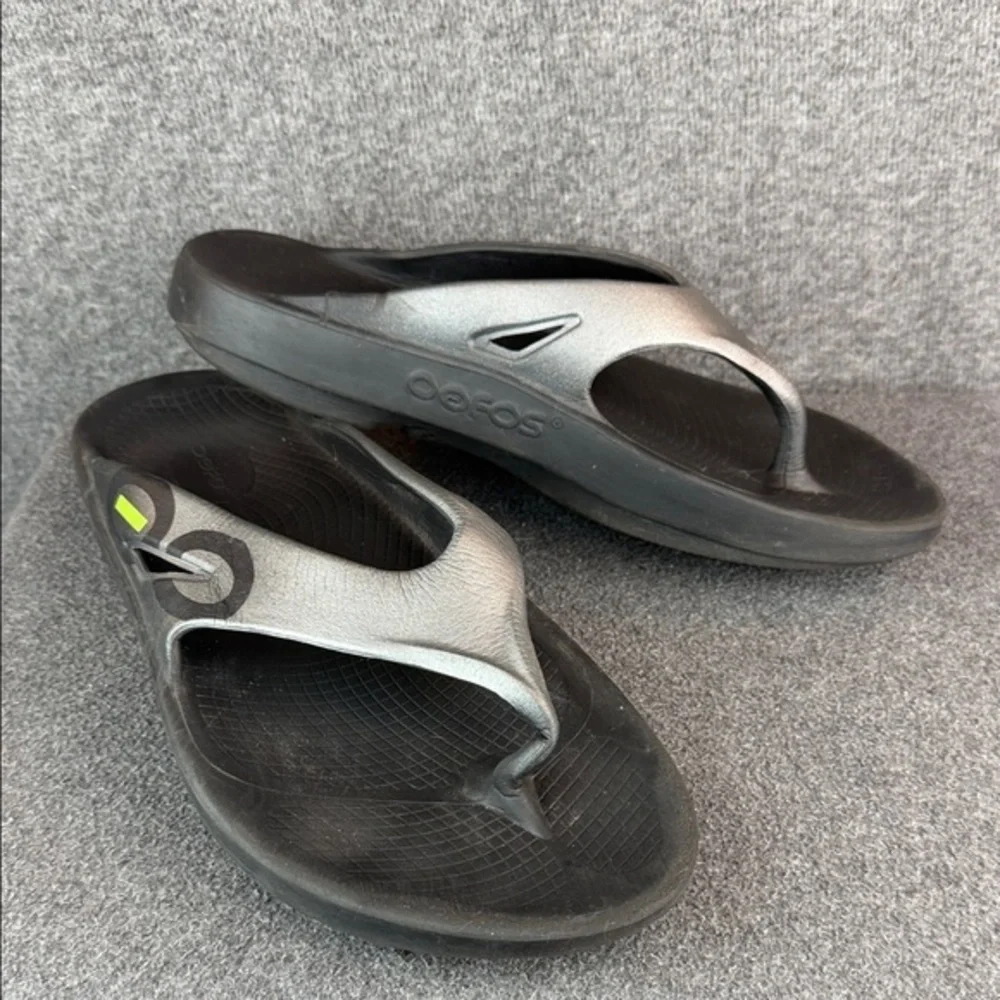 OOFOS OOriginal Sport Recovery Sandals‎ Black and Silver Flip-Flops Size 12
